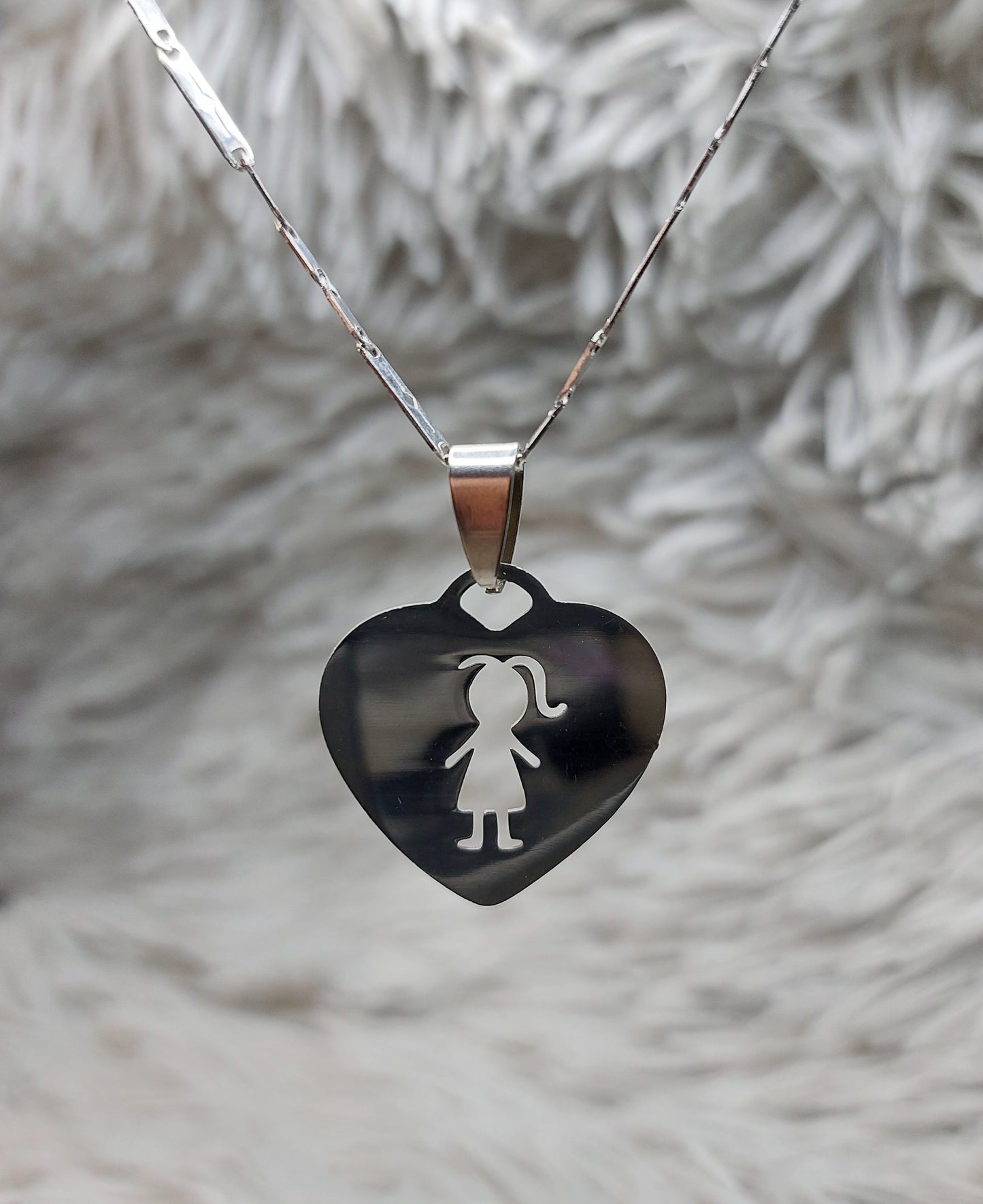 Cadena Con Dije Diseño Corazón Con Niña