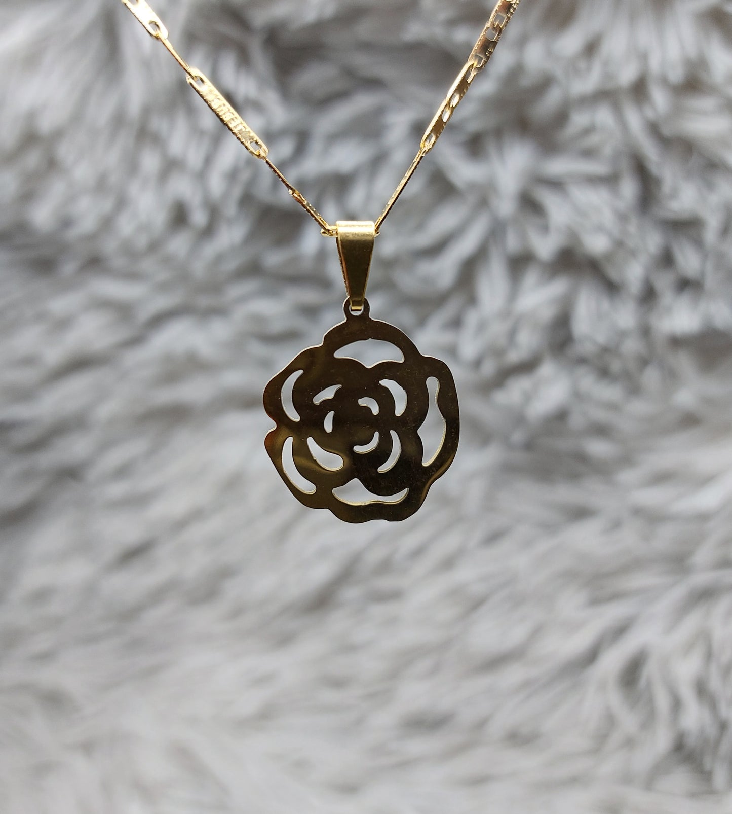 Cadena Dorada Con Dije Diseño Rosa