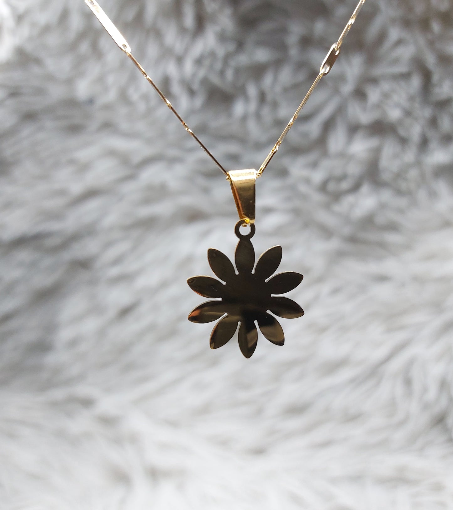 Cadena Dorada Con Dije Diseño Margarita