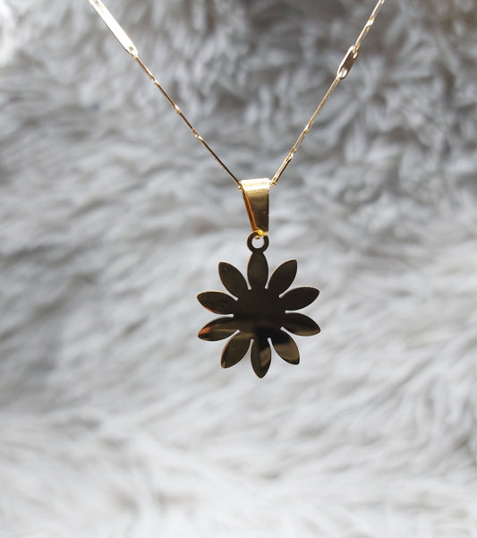 Cadena Dorada Con Dije Diseño Margarita